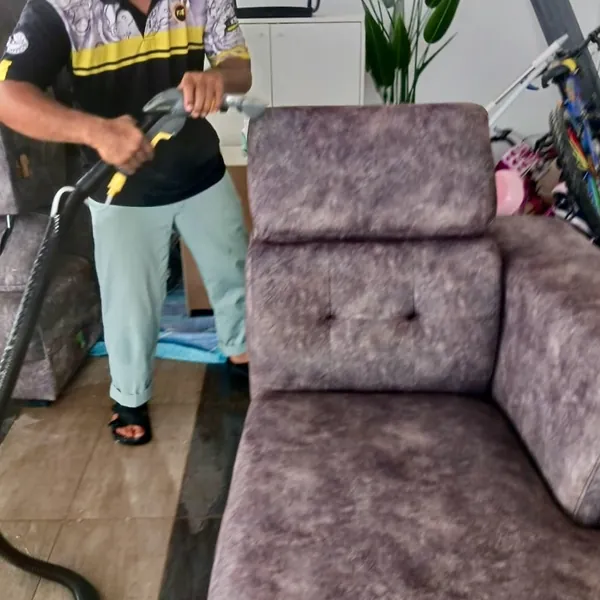 Sofa berwarna ungu dicuci di ruang tamu rumah pelanggan