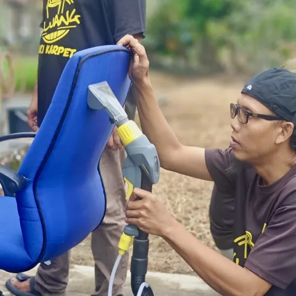 Kerusi kenderaan berwarna biru dicuci dengan ekstraksi wap