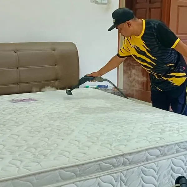 Tilam bersaiz besar dicuci dengan alat ekstraksi wap