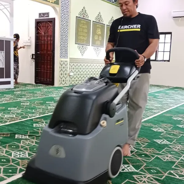Karpet masjid bercorak dicuci mengikut baris saf