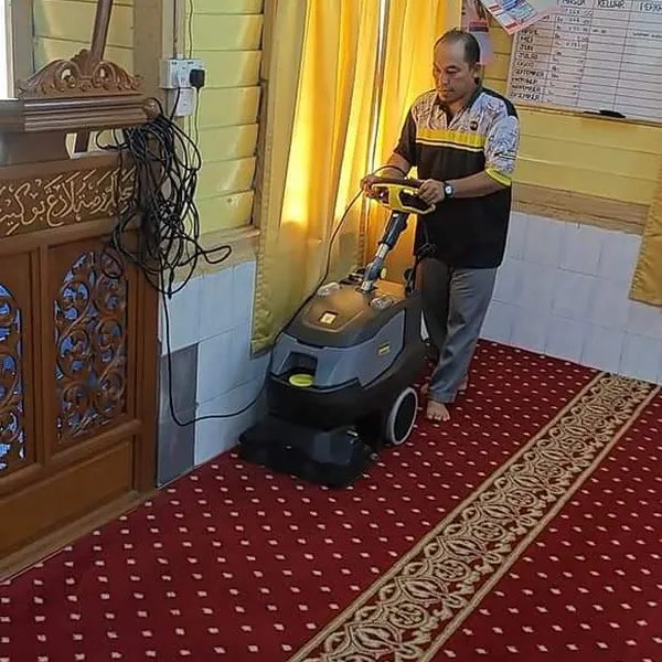 Karpet merah surau dibersihkan dengan mesin gred komersial