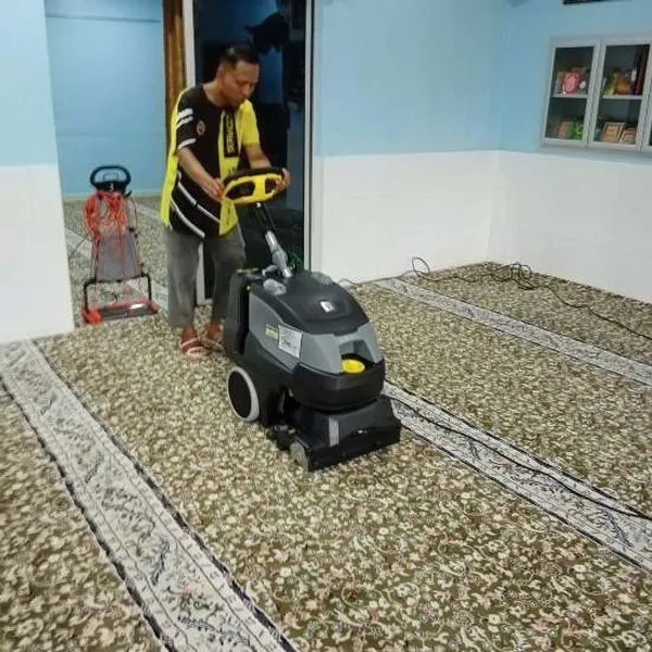 Peralatan cucian karpet disediakan di perkarangan surau