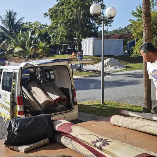 Karpet rumah dibentang di perkarangan sebelum proses cucian bermula