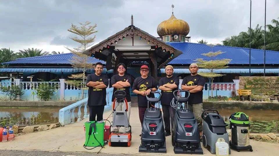 Pasukan Kluang Cuci Karpet bersama mesin cucian di perkarangan masjid